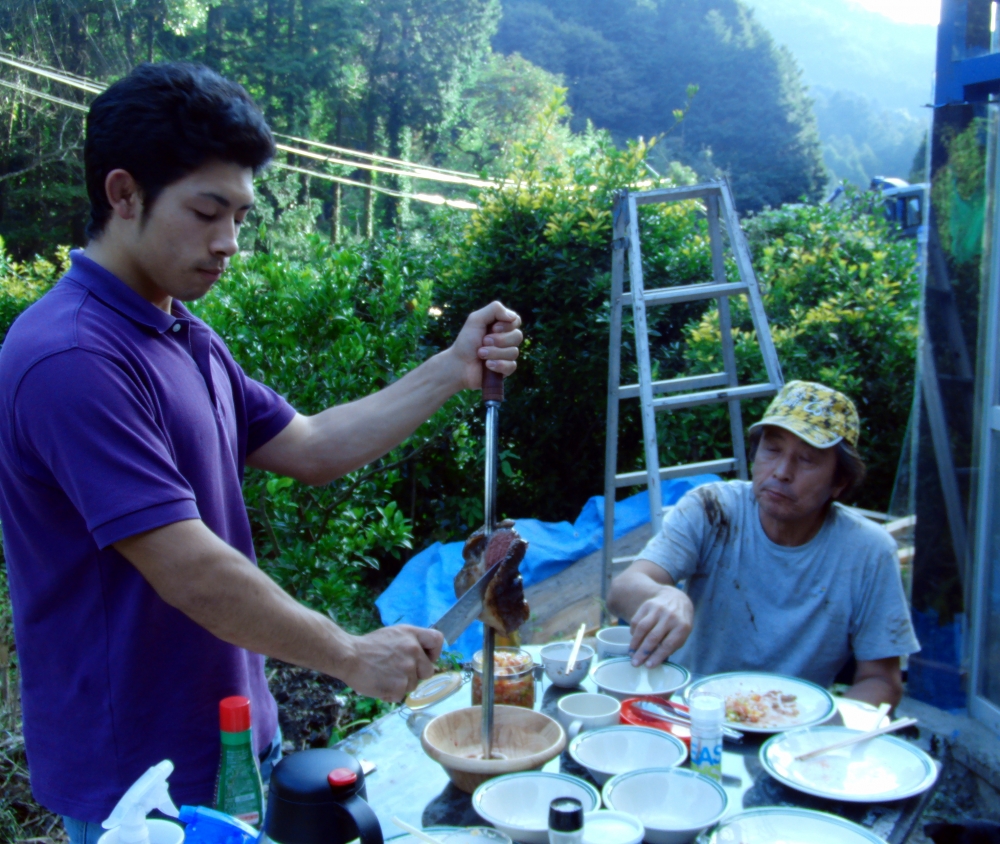 6月23日（日）　定休日です。12時から那珂川の山の上でシュラスコしてます。
小川のせせらぎ、大自然の中でのシュラスコは最高です。当店のお客様が手作りの家を建築されお祝いパーティーです。
